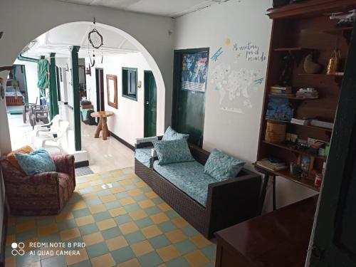 GuadalupeHostal Donde Jose的客厅配有沙发和椅子