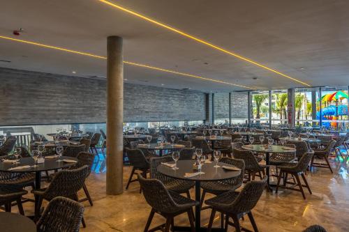 萨利诺波利斯SALINAS PREMIUM - GAV Resorts的一个带桌椅的餐厅,位于带窗户的房间