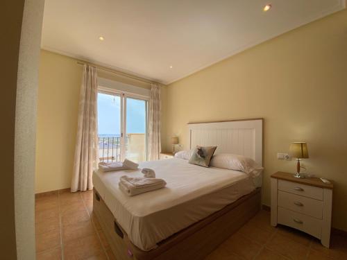 维拉Casa Bellavista del Mar的一间卧室设有一张大床和窗户