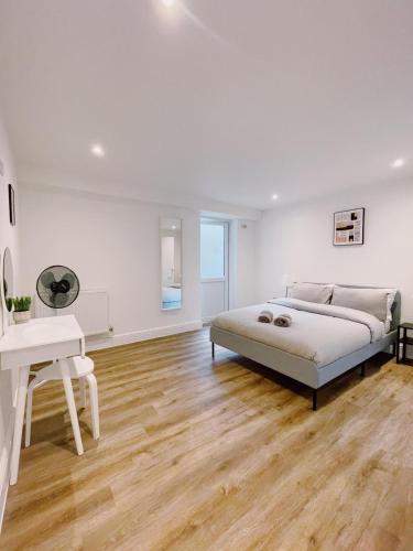 诺里奇Prosper House Apartment 2的白色卧室配有床和书桌