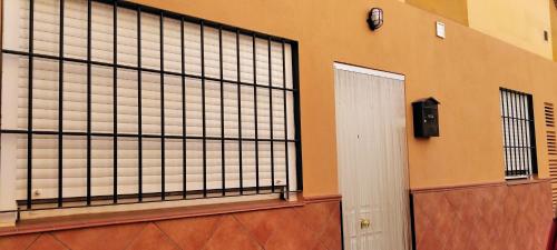 马拉加La Casita的一座带大窗户和门的建筑