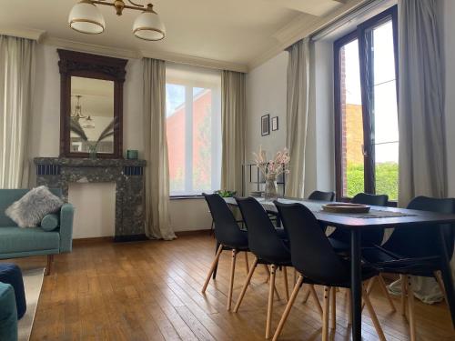 KortessemHuis Louis的客厅设有餐桌和椅子