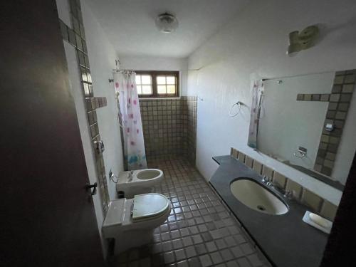 坎皮纳斯Chácara linda em condomínio rural - Sousas的浴室设有2个水槽、卫生间和镜子。
