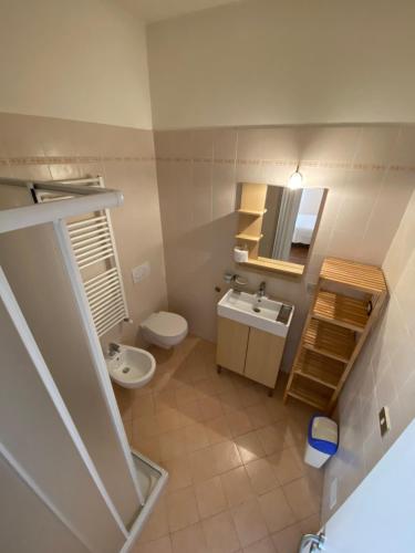 维拉诺瓦达尔本加Sogni e Colori的一间带水槽和卫生间的小浴室