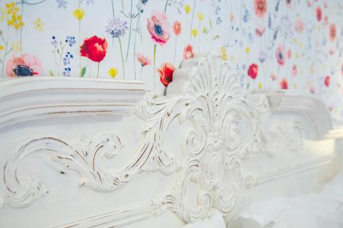 阿尔巴塔克斯B&B Calamoresca的墙上花房里的一张白色床
