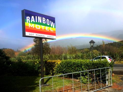 图朗伊Rainbow Motel & Hot Pools的天上的彩虹,有标志和彩虹