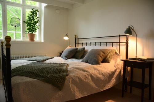 VitabyGrevlunda skola的一间卧室配有一张床、一张桌子和一个窗户。