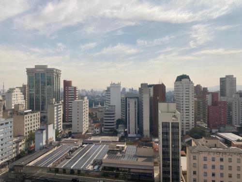 圣保罗Classic Flat do Eduardo的享有城市天际线和高楼的景色