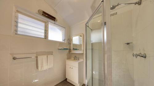 考拉考拉汽车旅馆 的带淋浴和盥洗盆的浴室