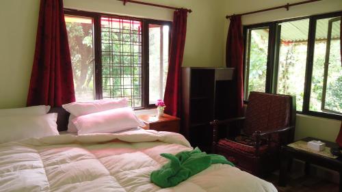 博卡拉Gurkha Lodge的卧室设有2张位于窗户前的床铺。