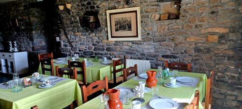 菲斯卡尔Cimas con historia的一间用餐室,配有两张带绿桌布的桌子
