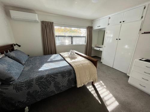 特卡波湖Flat Rock的一间卧室设有一张床和一个窗口