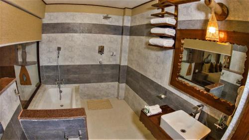 索拉哈森林皇冠酒店的带浴缸、水槽和镜子的浴室