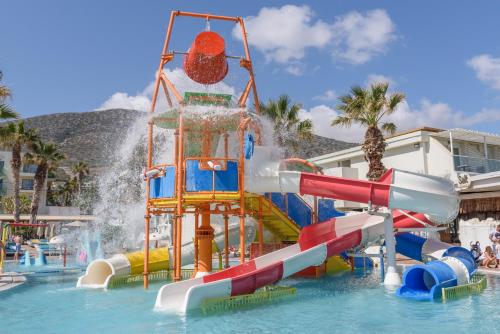 赫索尼索斯星湾乡村&水上公园酒店的一个带一系列水滑梯的水上公园