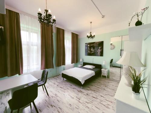 维也纳Hotel California的一间卧室配有一张床、一张桌子和一张书桌
