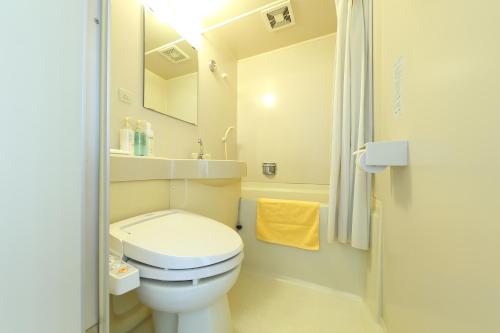 长崎长崎IK酒店的浴室配有卫生间、盥洗盆和淋浴。