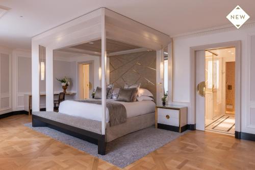 巴黎Hotel du Collectionneur的一间卧室,卧室内配有一张天蓬床
