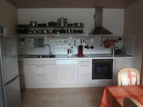 卡珀尔恩Ferienwohnung Hilde Schneider的厨房配有水槽和炉灶 顶部烤箱