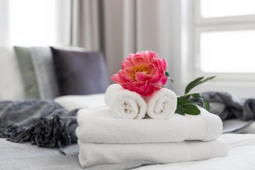 罗瓦涅米Arctic Penthouse City Suite的桌子上一朵花的毛巾