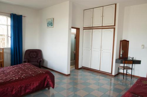 特鲁欧克比赫斯The Impala Mauritius Bed & Breakfast的一间卧室配有一张床和一个大衣柜
