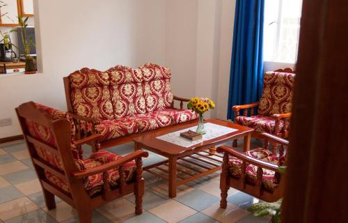 特鲁欧克比赫斯The Impala Mauritius Bed & Breakfast的客厅配有沙发和桌椅