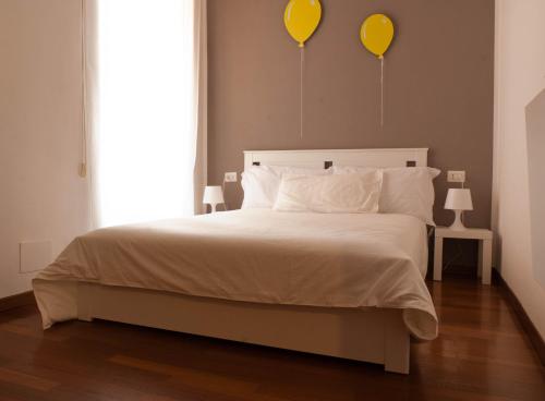 罗马Pepe's Place - Re di Roma的卧室配有一张大床,墙上装有两个气球