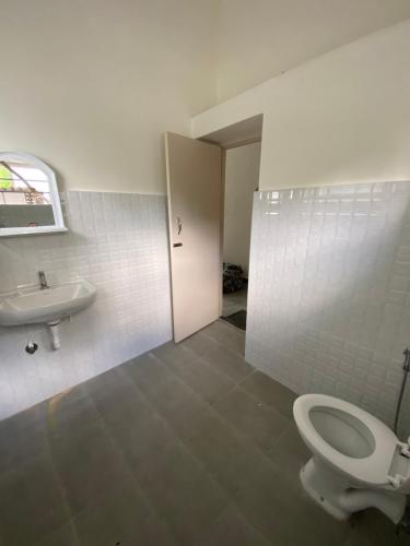 班加罗尔Habitat15@airlines的一间带卫生间和水槽的浴室