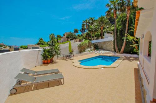莫莱拉Colina - holiday home with private swimming pool in Moraira的一个带游泳池和躺椅的庭院