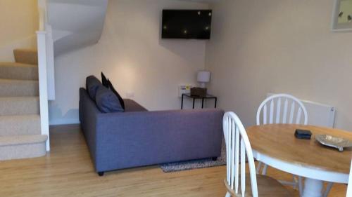 布里斯托纽迪驰农场住宿公寓的客厅配有紫色沙发和桌子