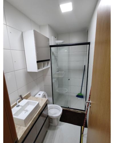 卡贝德卢Apartamento em Intermares a 100 metros do mar的一间带卫生间和玻璃淋浴间的浴室