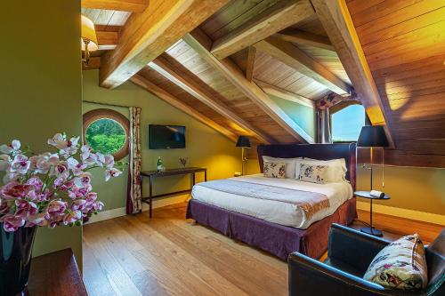 梅斯特Al Segnavento - Fiori&Frutti的一间带一张床的卧室,位于带木制天花板的房间内