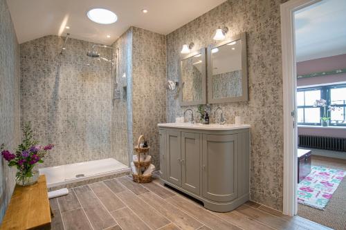 考布里奇The White Lion Cowbridge的带淋浴、盥洗盆和浴缸的浴室