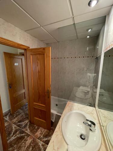 阿尔卡拉德克西韦尔特Hostal Rosaleda的一间带水槽和淋浴的浴室