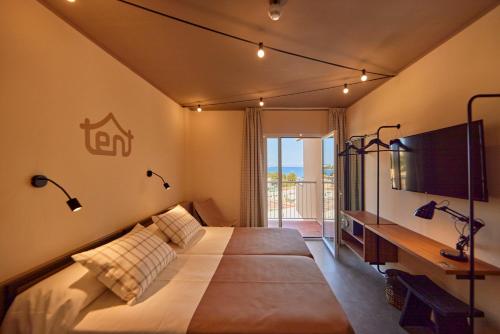 帕尔马诺瓦tent Palmanova的一间卧室配有一张大床和电视