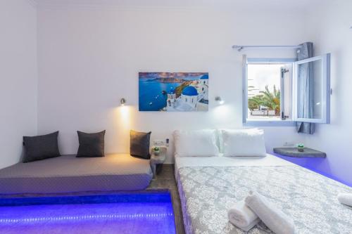 佩里萨SantoriniNY的客房设有两张床和窗户。