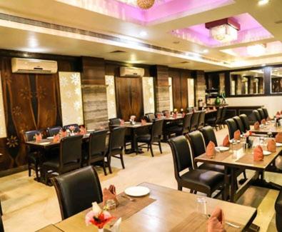 赖布尔Simran Heritage(Business Hotel的餐厅内带桌椅的用餐室