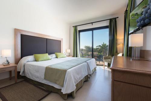 卡拉郫萨巴萨普拉纳酒店的一间卧室配有一张大床和电视