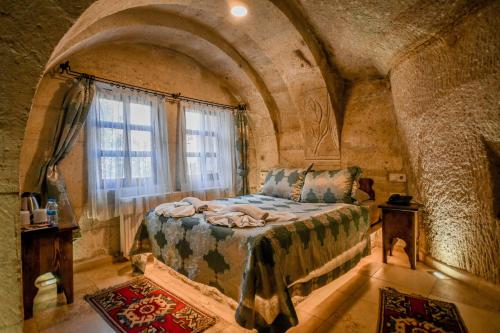 格雷梅舒斯特灵洞酒店的石头客房的一间卧室配有一张床,设有窗户