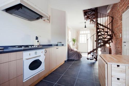 迪尔森-斯托科姆迪沃里度假房舍酒店的厨房配有炉灶和白色烤箱。