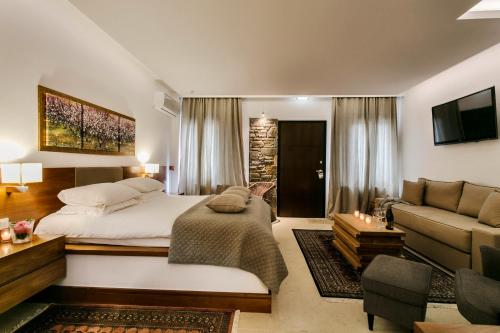 桑加拉达12 Months Resort & Spa的一间卧室配有一张大床和一张沙发