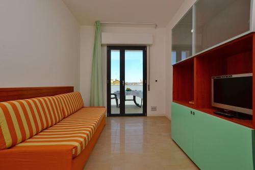 利尼亚诺萨比亚多罗Residenza Verde的带沙发和电视的客厅