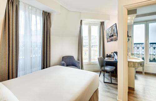 圣塞瓦斯蒂安欧洲塞尔科蒂尔酒店的配有一张床和一张书桌的酒店客房