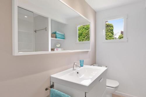 柳奇马约尔Villa Can Contestí的白色的浴室设有水槽和镜子