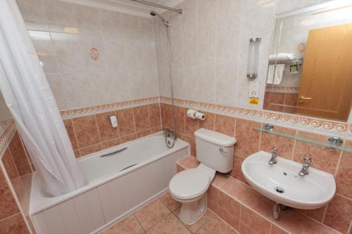 奥尔弗里顿Boundary, Alfreton by Marston's Inns的浴室配有卫生间、浴缸和水槽。