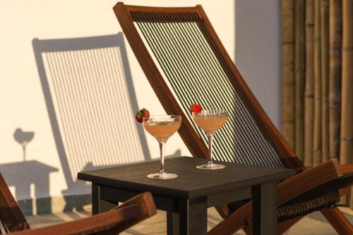 阿达玛斯Kallia's Suites Milos的桌子和椅子上的两杯饮料
