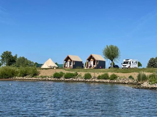 HeerewaardenBell Tent的河岸上的一群房子