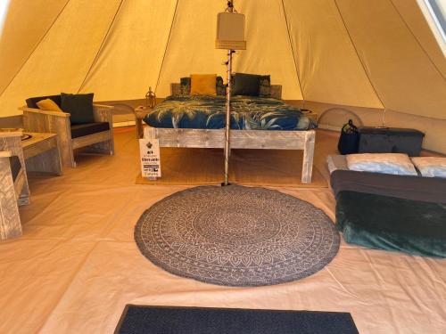 HeerewaardenBell Tent的一间房间中间带地毯的帐篷