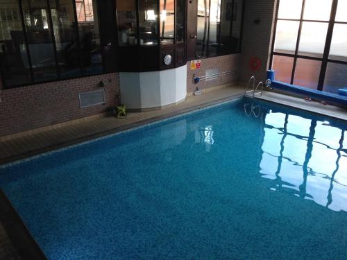 莱瑟姆-圣安妮费恩利尔酒店之海滨大道旅馆的大楼内一个蓝色的大型游泳池