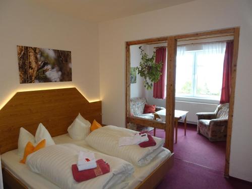 库罗阿尔滕堡克比尔旅馆的酒店客房设有床和窗户。