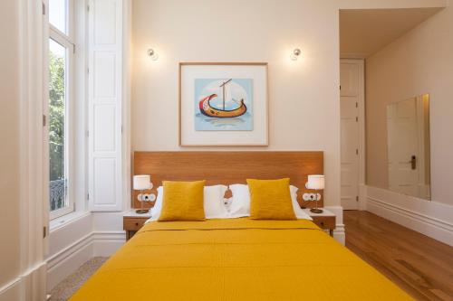 波尔图Casa Kala的一间卧室配有黄色床和黄色枕头